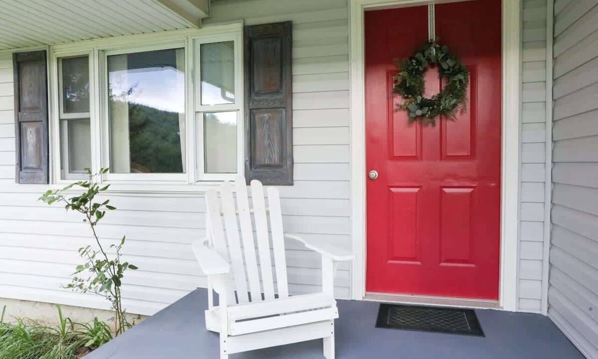 Burks Fork House | Peace and Pinecones Cottage by Buffalo Mtn Getaway
