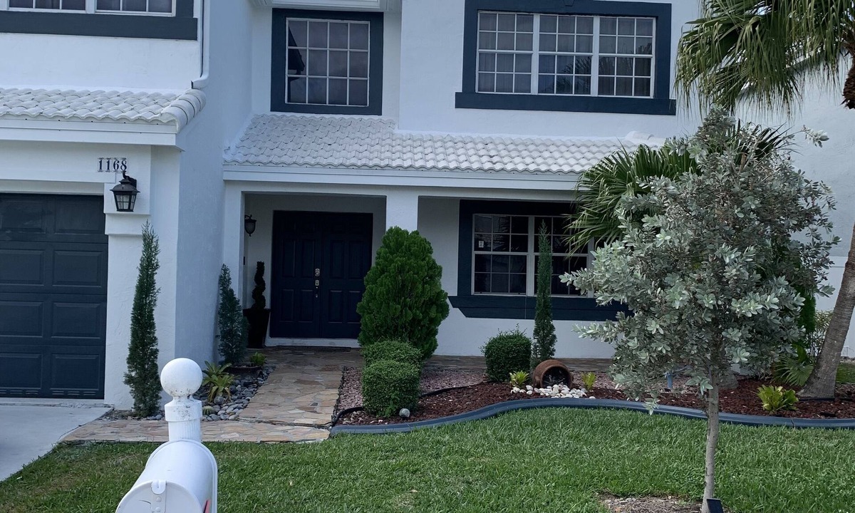 Pembroke Pines House | Peace and tranquility awaits! 4 bedrooms/3 bathrooms with pool!