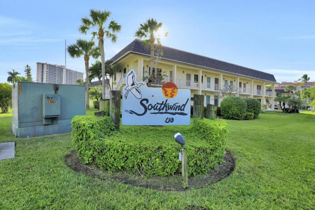 Marco Island House | Peaceful condo with pool and brief walk to beach