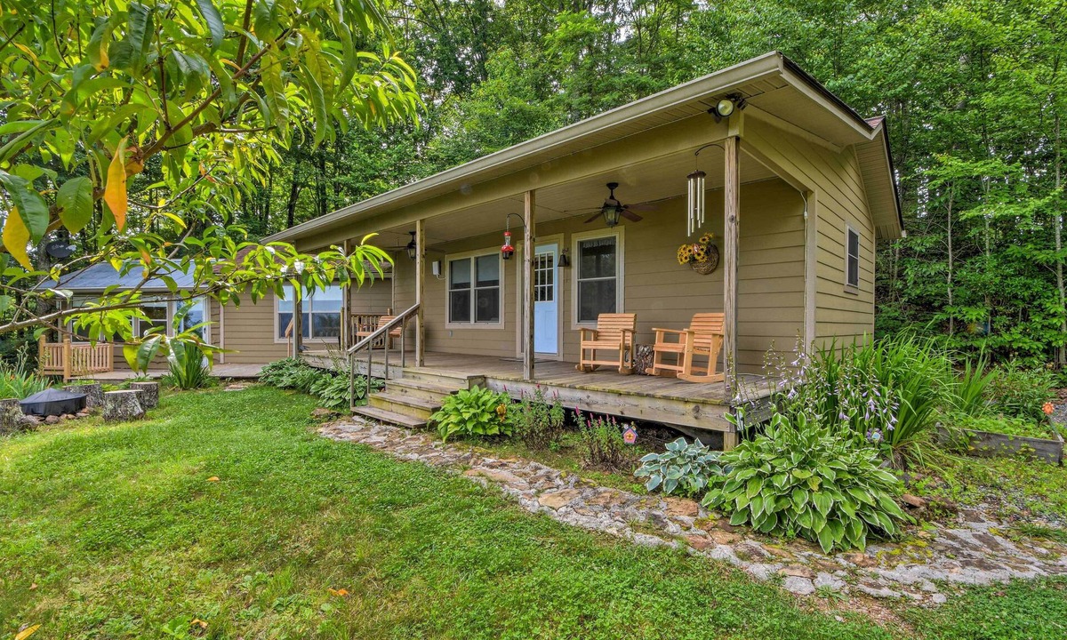 Franklin Cottage | Peaceful Hideaway on 6 Acres w/Smoky Mtn Views!