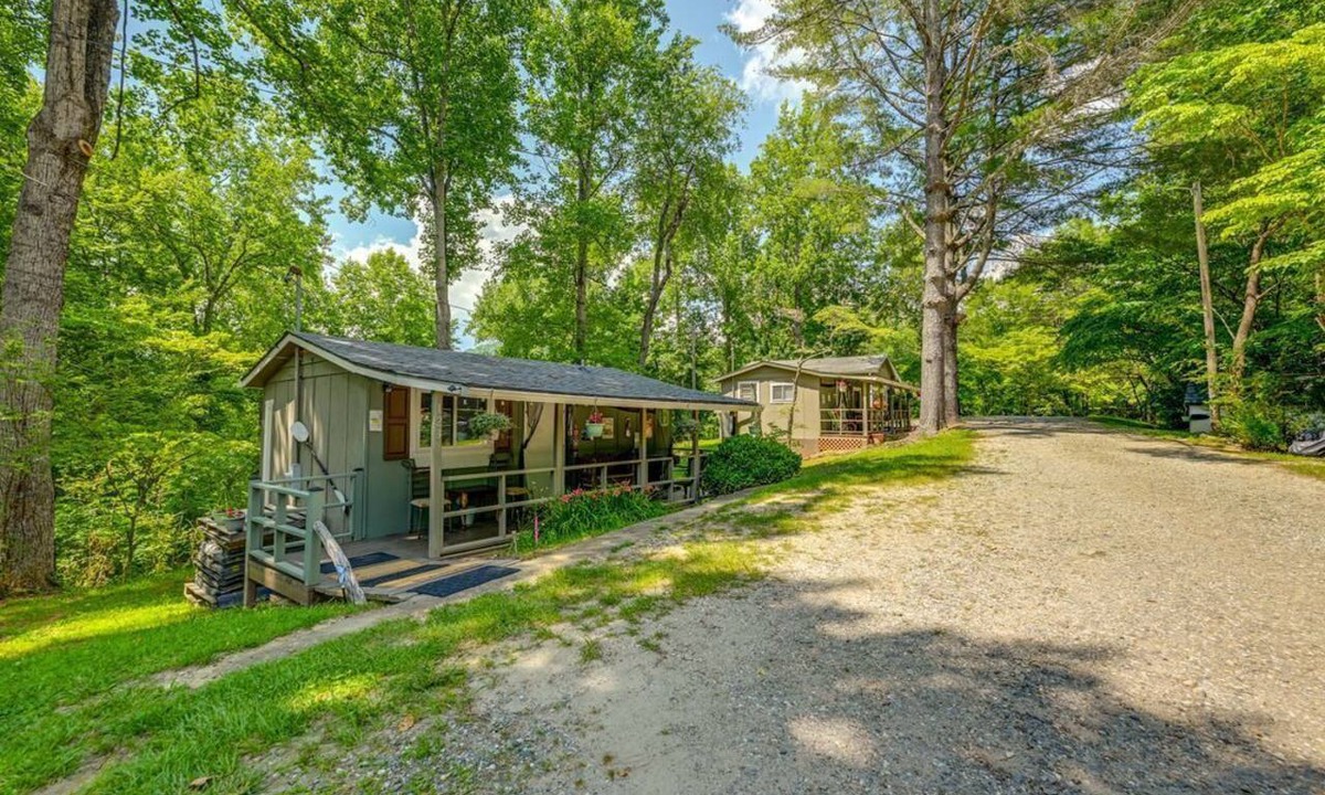 Qualla Cabin | Peaceful Whittier Cabin Near Smoky Mountains