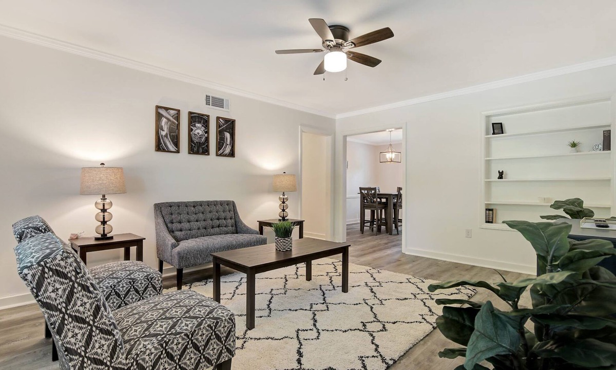 Midtown Apartment | Per friendly large -2 bedroom apartment close to all