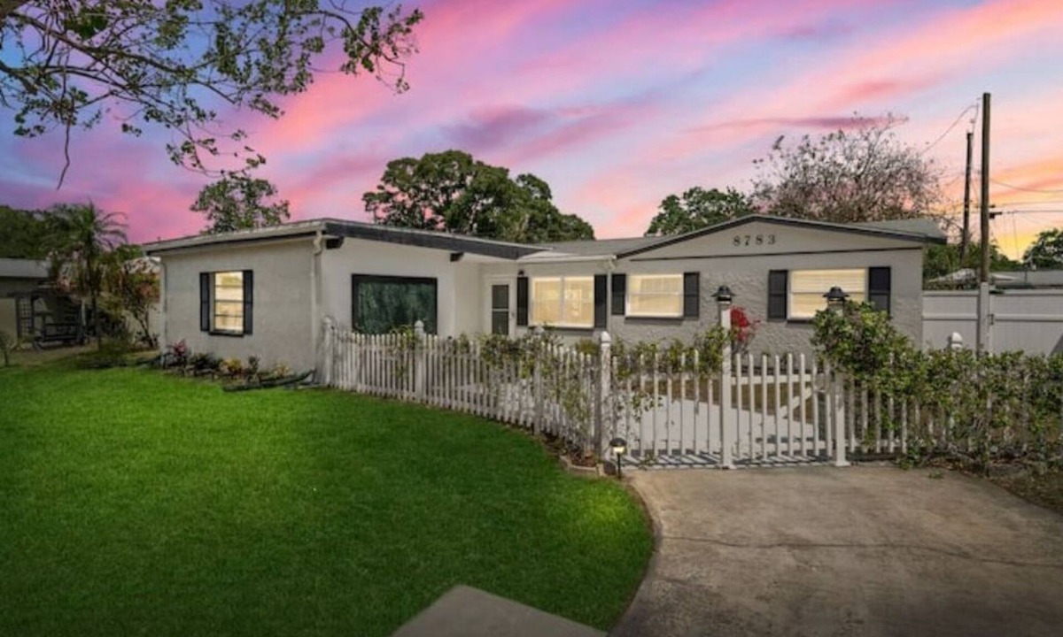 Pinellas Park House | Perfect Pool & Hot Tub Retreat