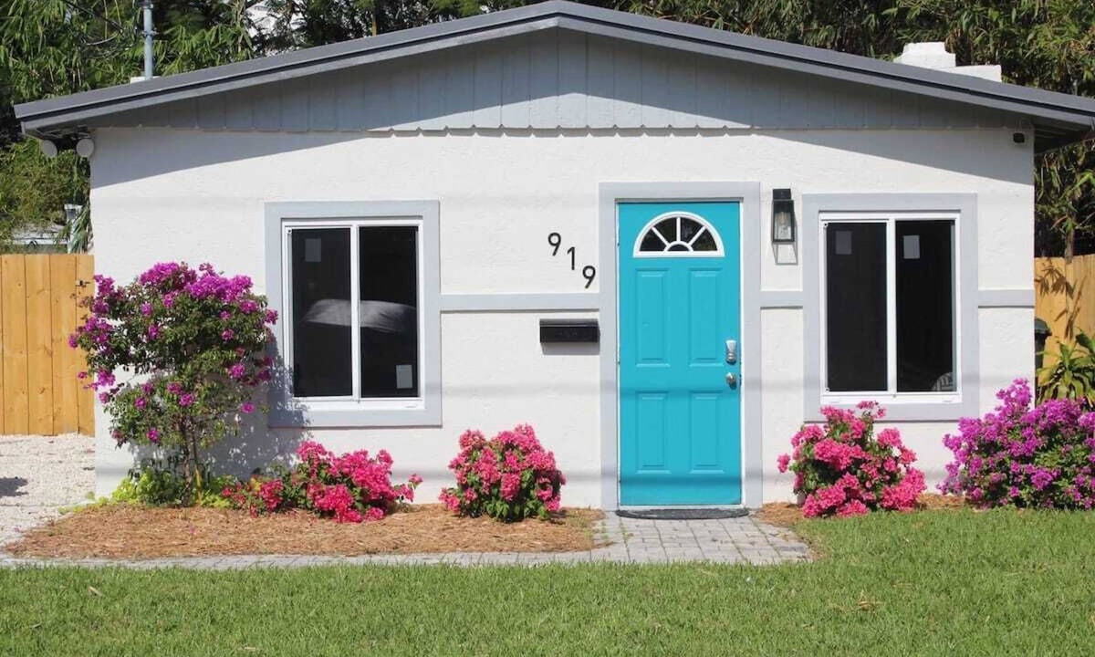 Central Oakland Park House | Perfect relaxing getaway! 4/2 Private Oasis