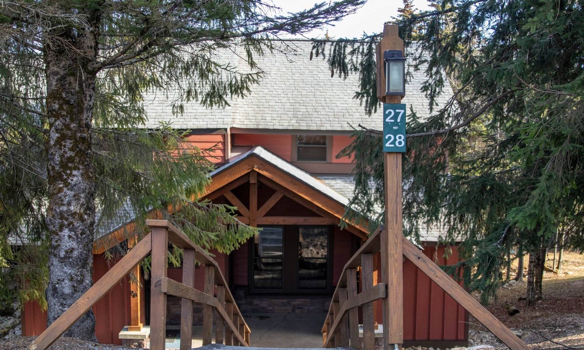 Edray Ski Chalet | PET FRIENDLY 2br/2ba Tree Top -walk to ski/village