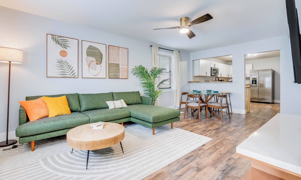 Midtown House | Pet-Friendly 3 Bedroom Charm with FAST Wifi and Garage. 10 Minutes from Downtown