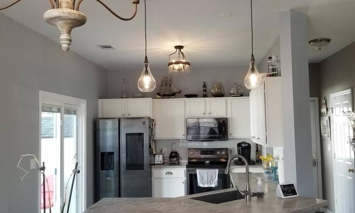 Old Town Bluffton House | Pet friendly Downtown, historic bluffton home