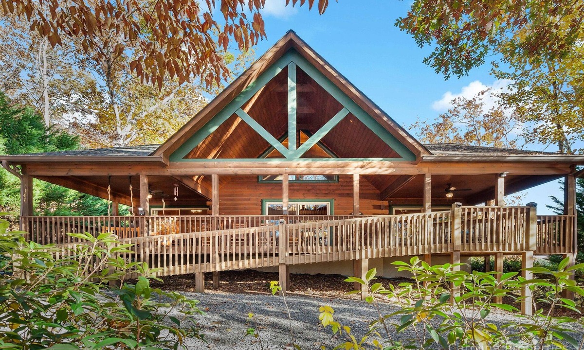 Lake Lure Cabin | Pet Friendly, Fire Pit, Lake Access, Kayaks, Nice Getaway - The Bears Den