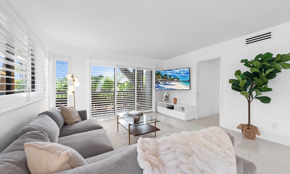 Hunt Club Condo | PGA National Private Entrance Condo - Newly Renovated