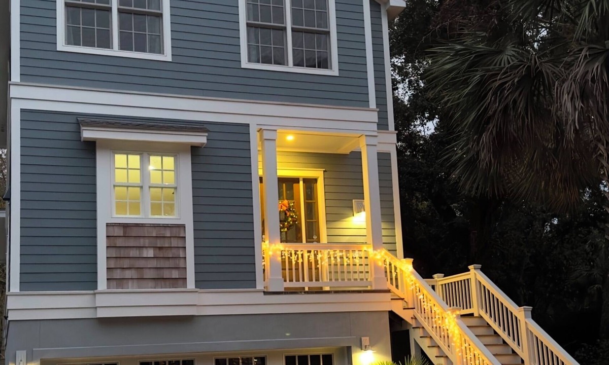 Folly Field House | Picturesque home- 7 min walk from the beach with private pool and elevator.