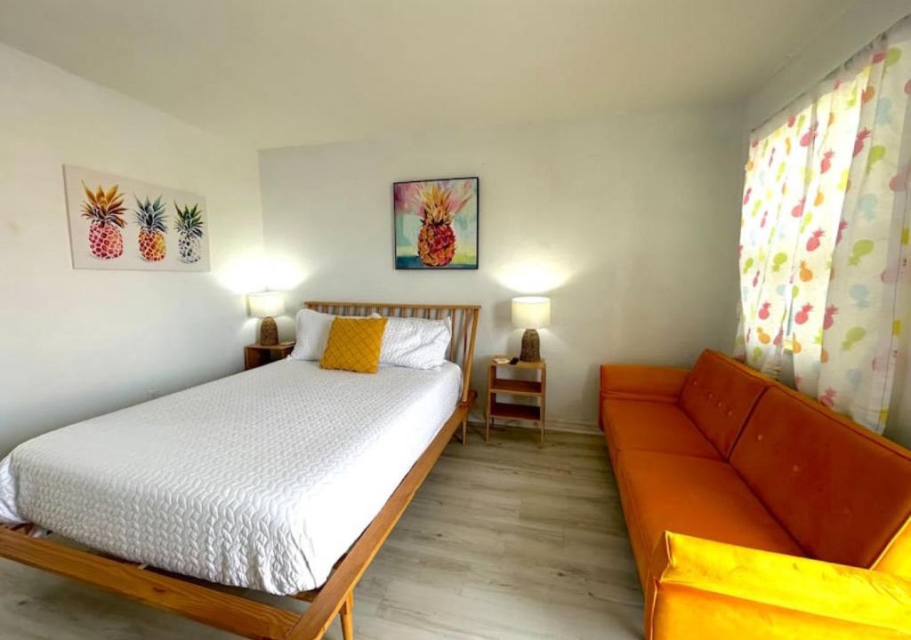Bridgeport Heights Apartment | Pineapple Shores Retro Inn 6