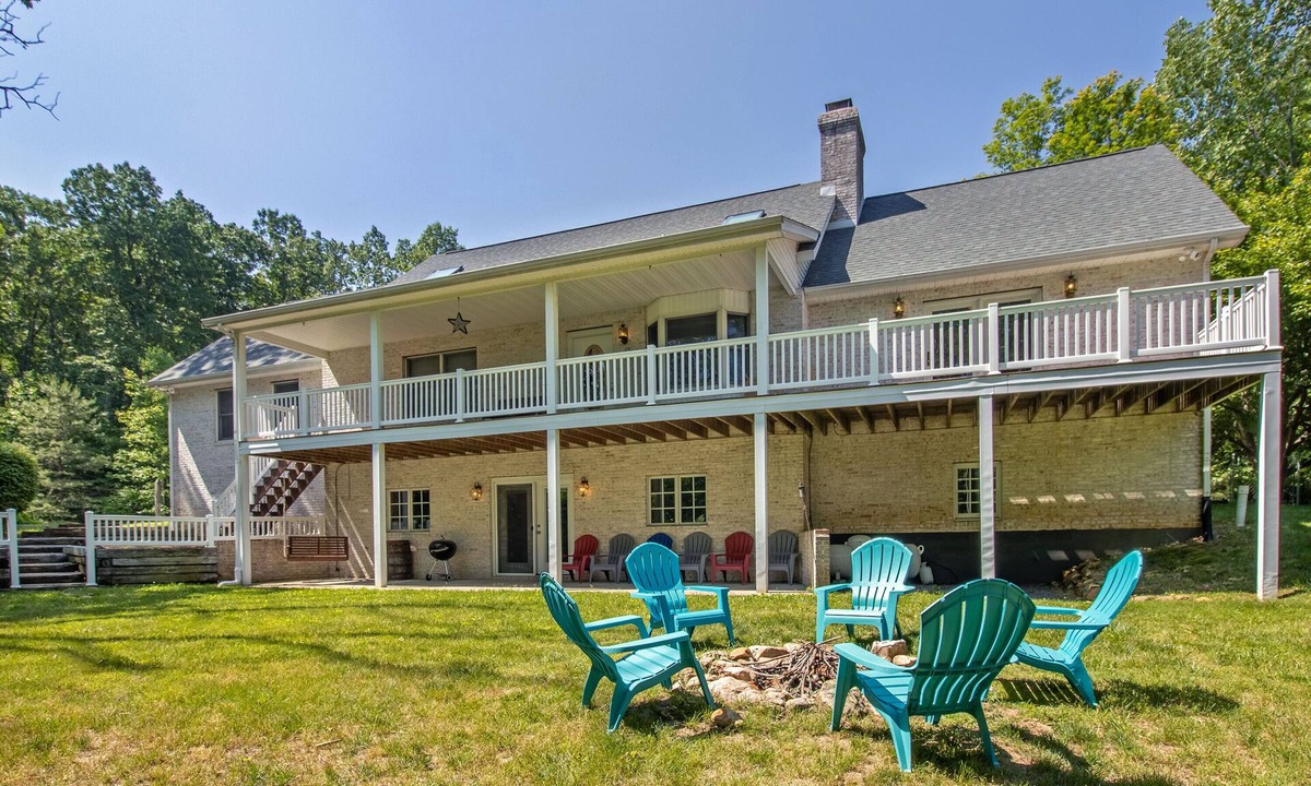 Elkton House | Pond Access, Game Room & Rec passes!