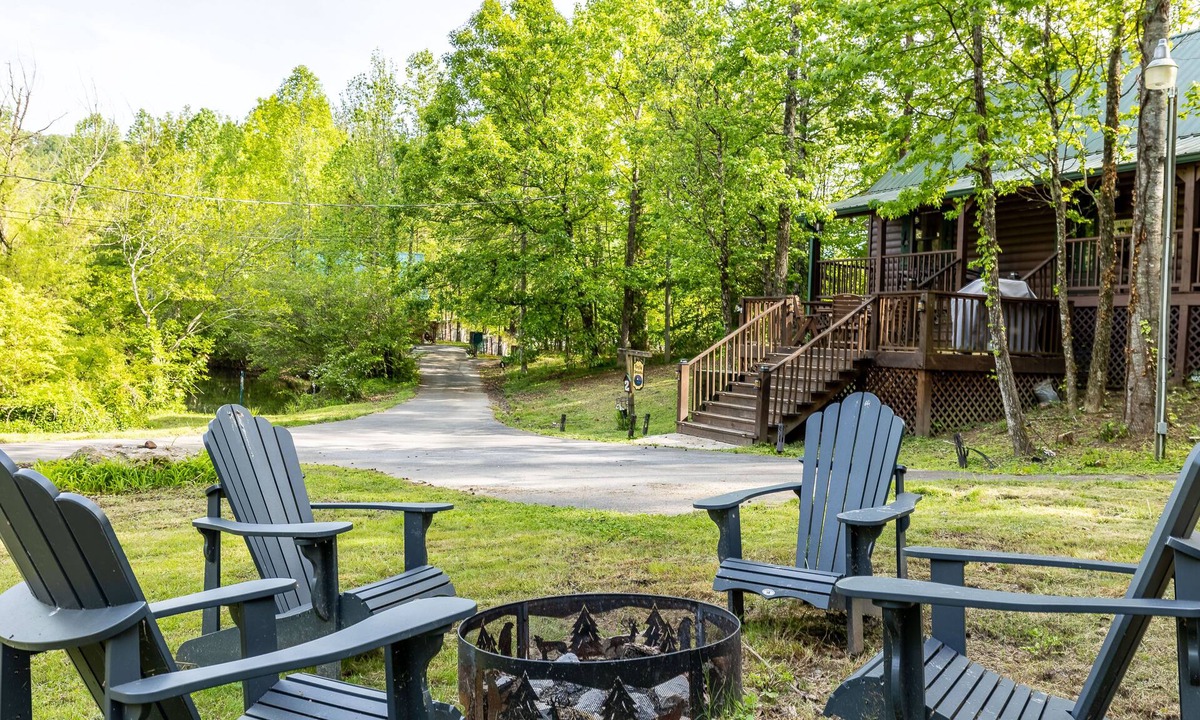 Sevierville Cabin | Pond View! Great Location! Close to Attractions Family and Pet Friendly!