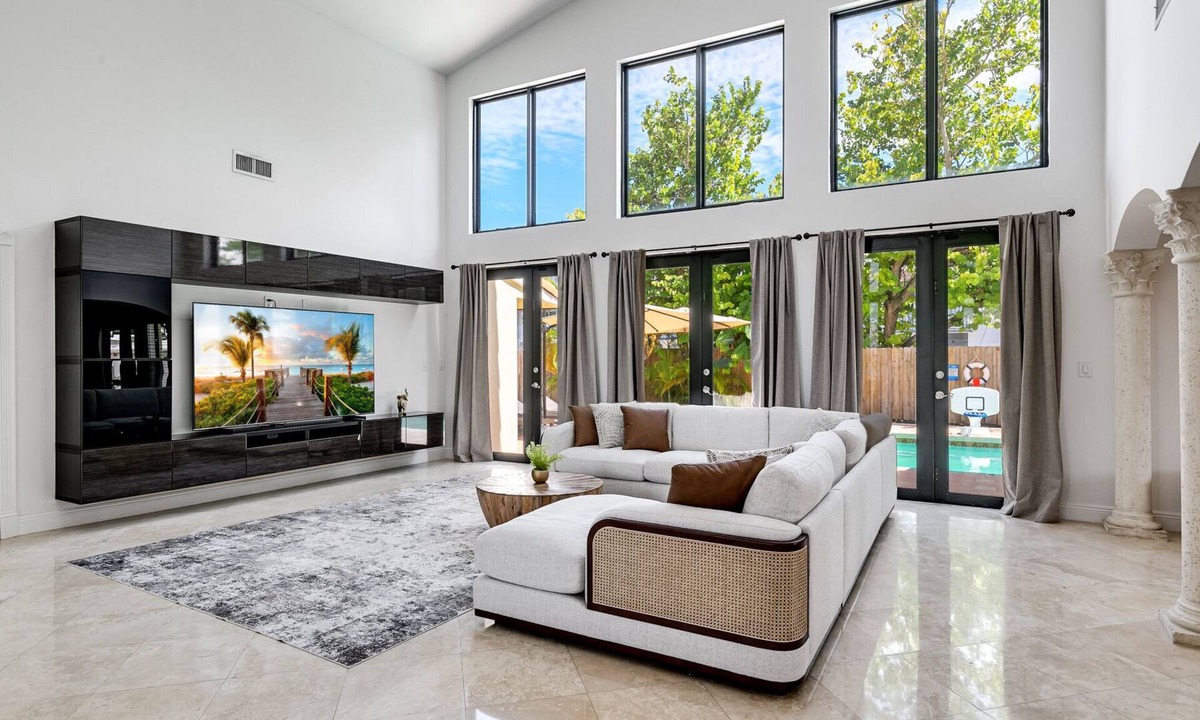 Olympia Heights House | Pool+2 King Bed+Central Location