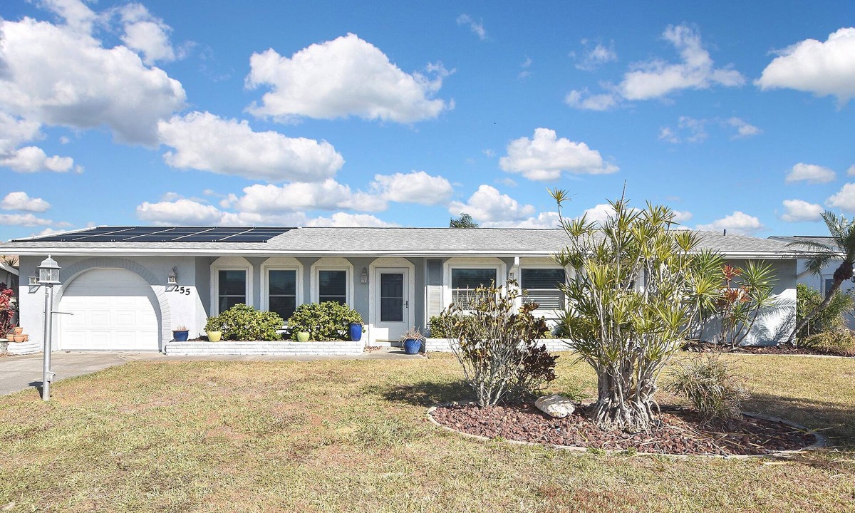 Al Lago Village House | Pool days & Beach Waves - Easygoing Rotonda West Living!