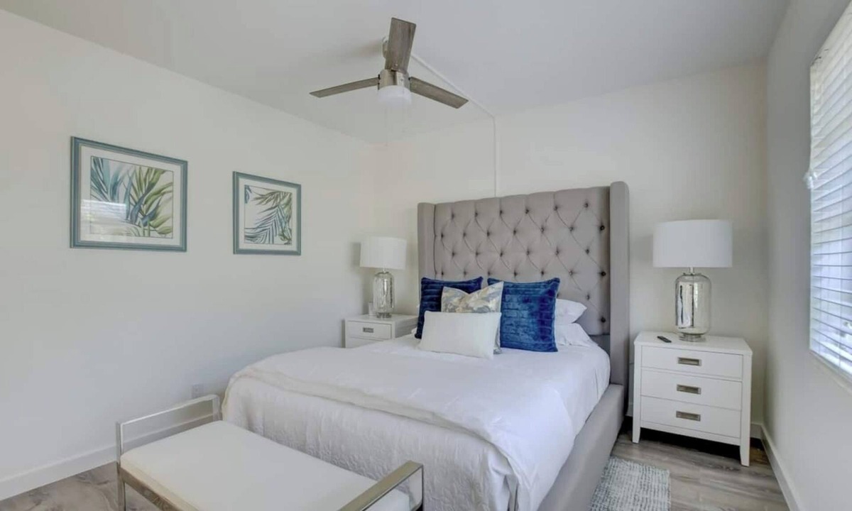 Middle River Terrace Apartment | Pool ~ Free Wifi ~ Parking ~ Smart TV