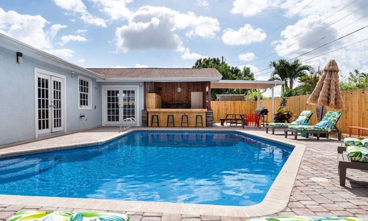 West Palm Beach House | Pool - Game Room - Mini Golf - Hot Tub - Fire Pit - West Palm Beach