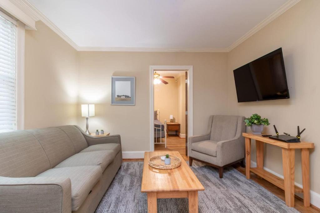Columbus Apartment | Pool Near Downtown&Parks- The Cozy Guest Cottage