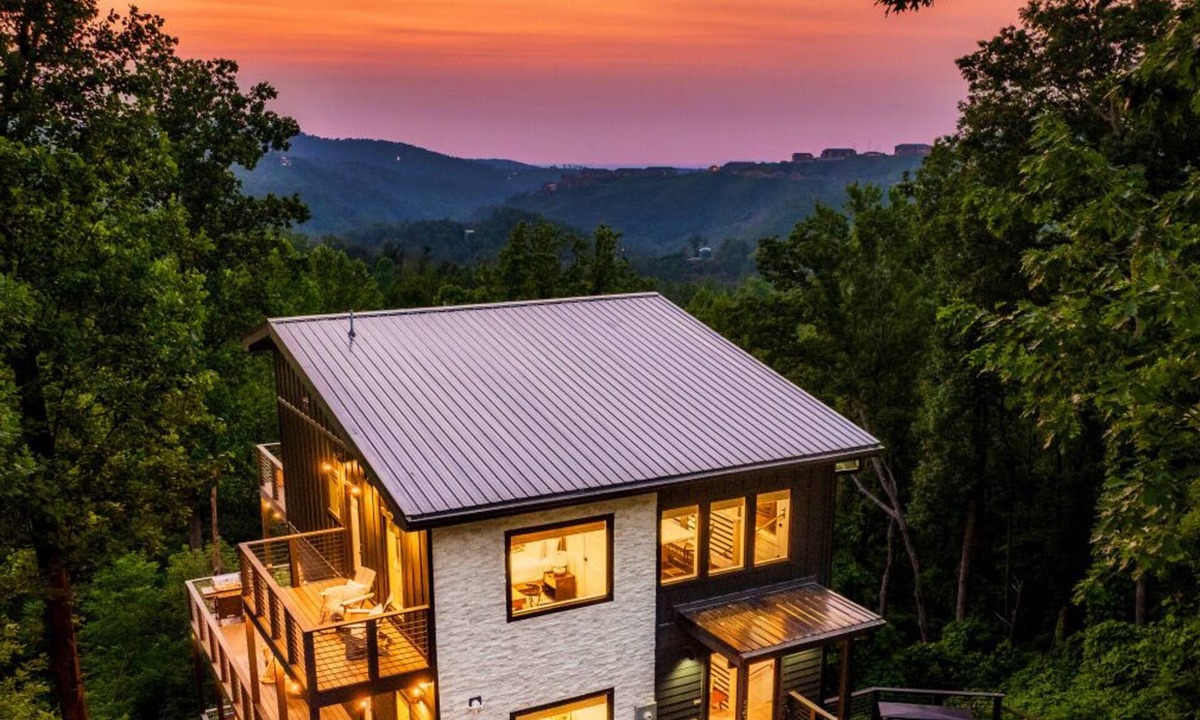 Gatlinburg Cabin | POOL/Sauna/Hot Tub/VIEWS! - Half Moon Haven