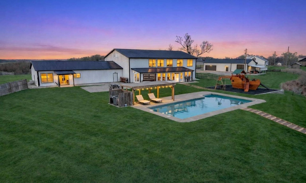 Williamstown House | Pool | Sleeps 22 | Massive Game Room | Hot Tub | Fire Pit