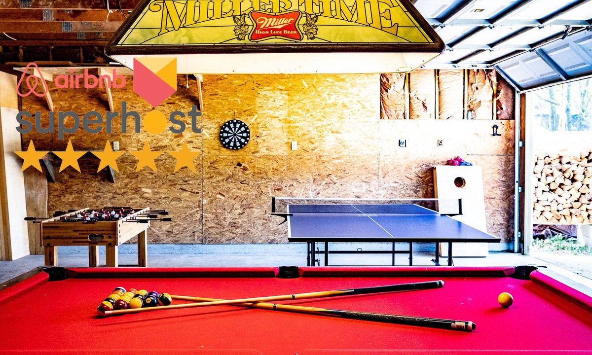 University District House | Pool Table | Ping Pong | 5TVs | Fenced Yard