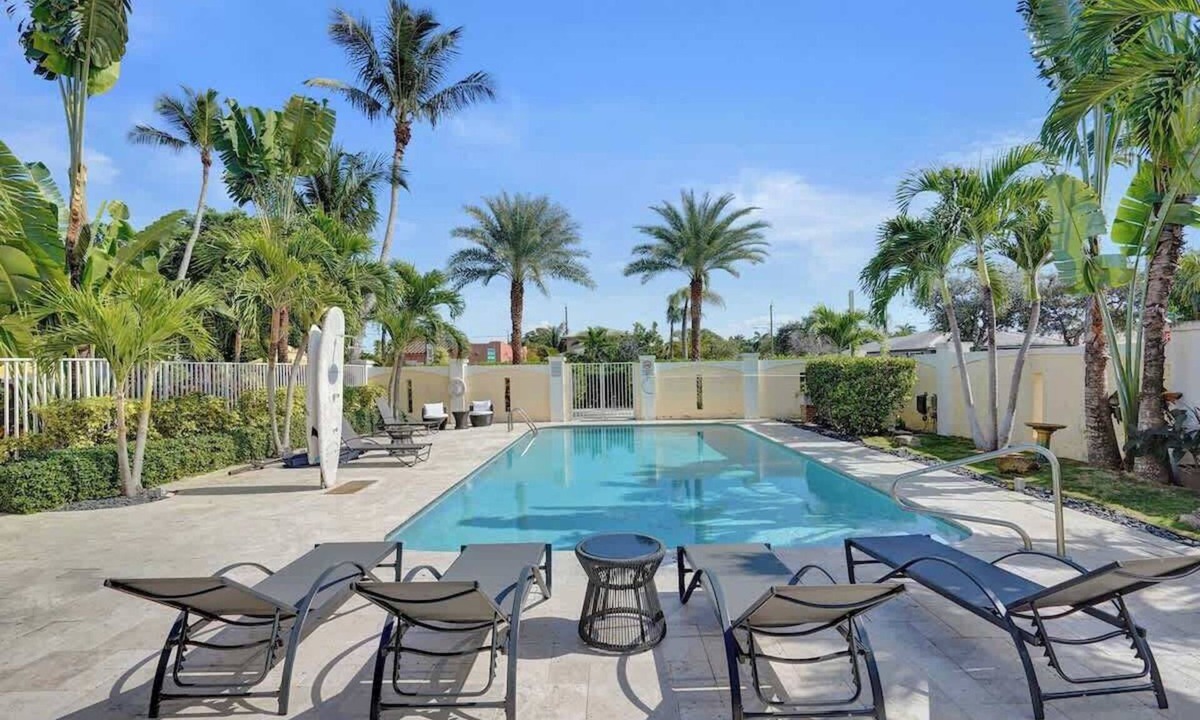 Mango Groves Apartment | Poolside 1BR Retreat w/Kitchen in Lake Worth