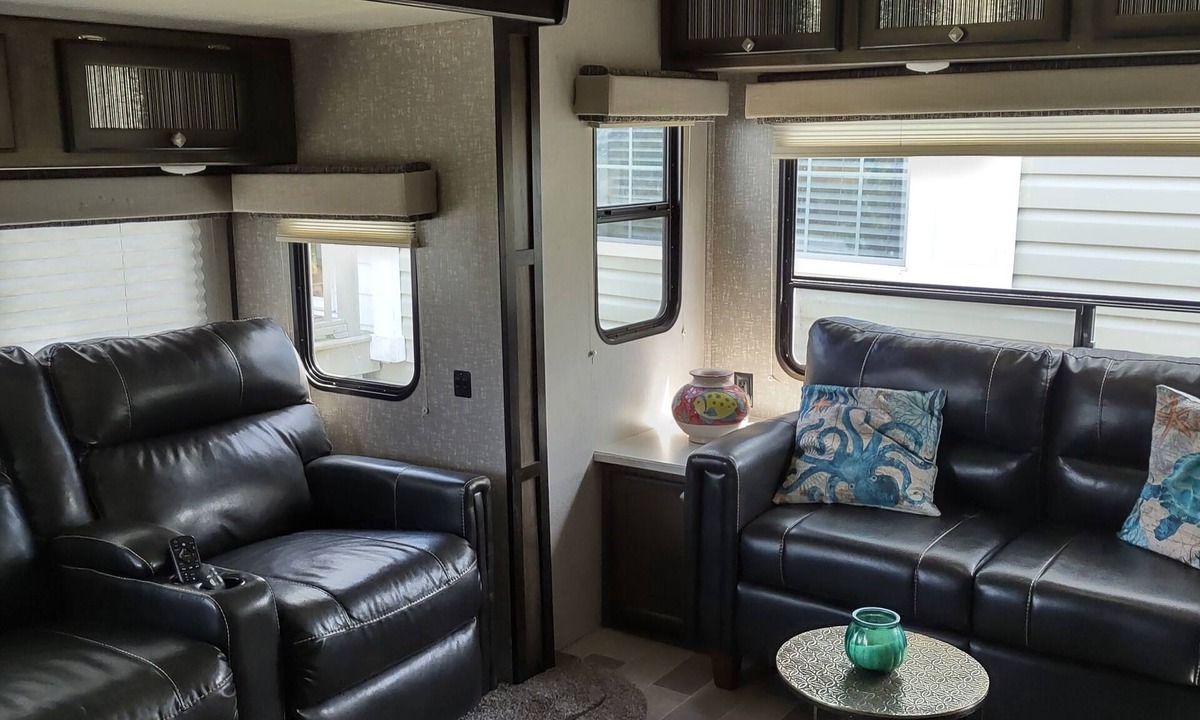 Port St. Joe House | Port Saint Joe 1/1 Trailer that sleeps 4, only 2 blocks to Beach -Pet friendly!