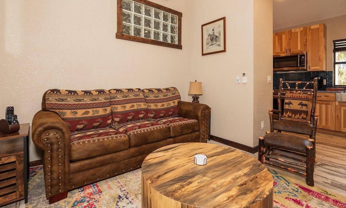 Bronson Resort | Premium King One-Bedroom Cottage