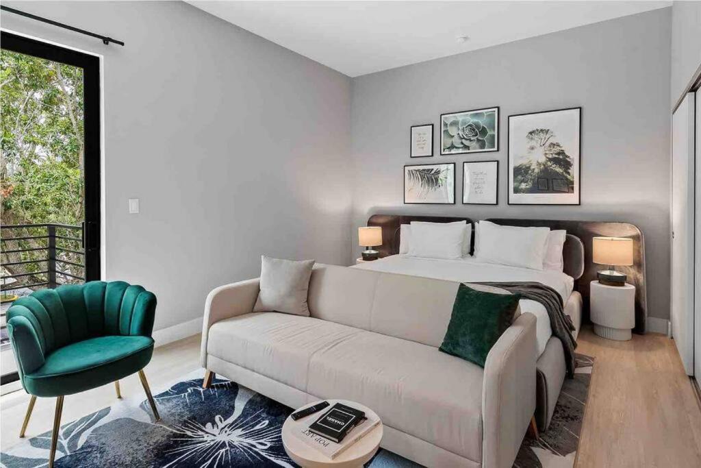 Flagler Village Apartment | Pretty Rola 302 Cozy Condo with King Bed Great Location