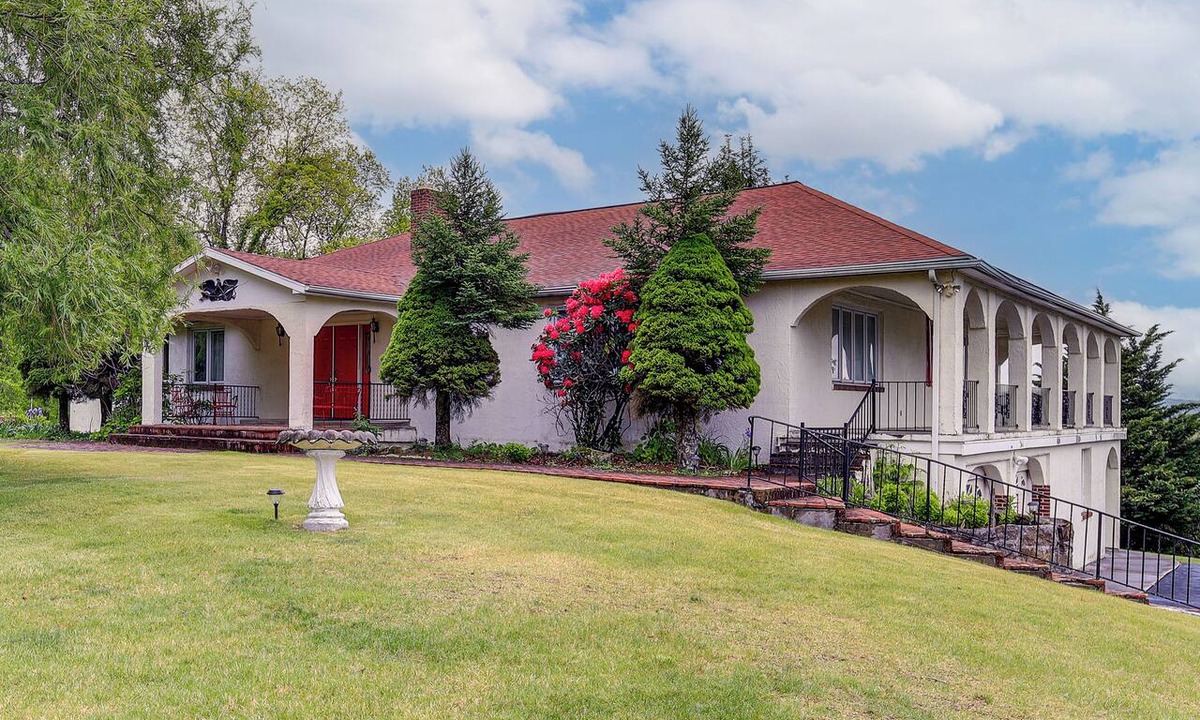 Princeton House | Princeton Mtn-View Estate: Vintage Charm