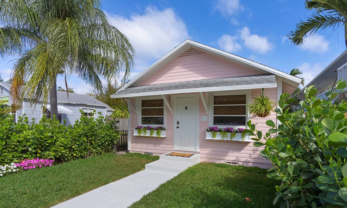 Mango Groves Cottage | Private 1BR Cottage 2 BLKS to Downtown+Beach Pass!