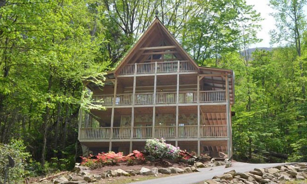Smoky Mountains Cabin | Private 3 Bedroom Cabin On Mountain Stream Sleeps 10 Hot Tub Jacuzzi Fireplace Pool Table Kitchen