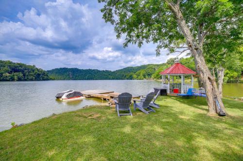 Hiwassee House | Private Beach! Home w/2 Guest Cabins in Hiwassee