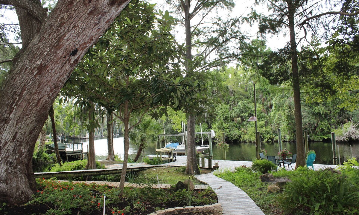 Inglis House | Private, Beautiful & Quiet Guesthouse On The Withlacoochee River