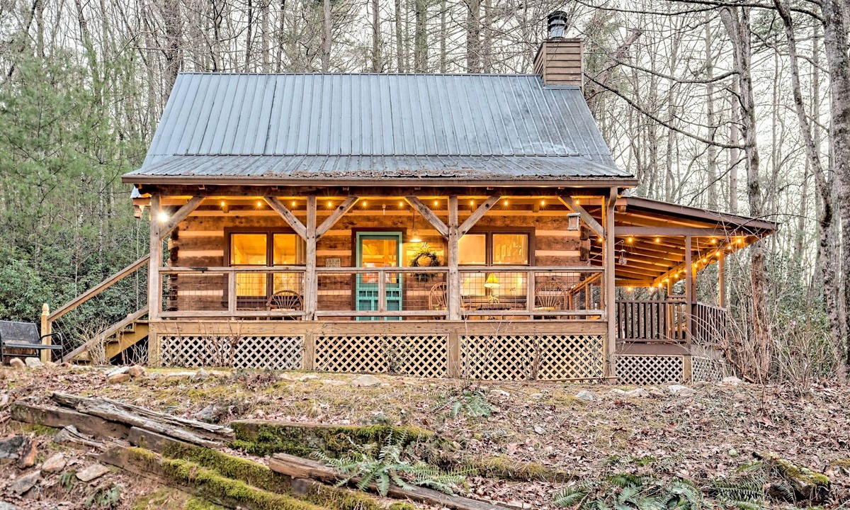 Tiger Cabin | Private, Guest Favorite Cabin, Fire Pit, Close to Hiking and Downtown Clayton!