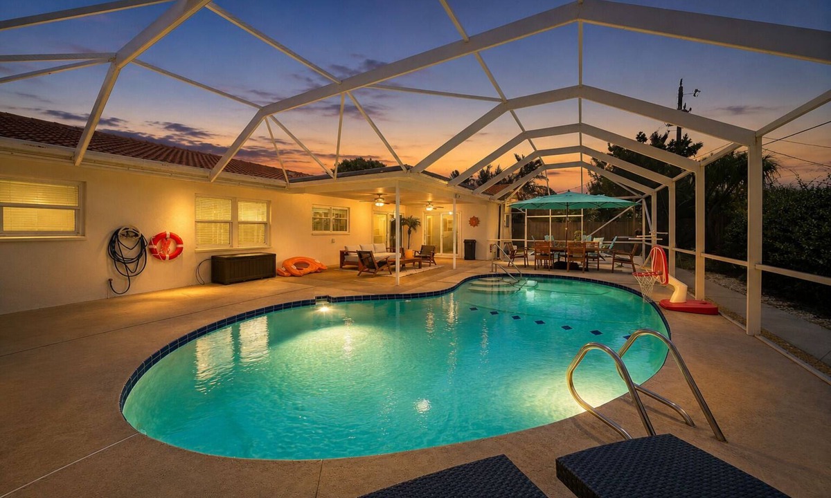 Venetian Way House | Private House - Pool, Firepit, Pet Friendly, Walk to Beach, FREE EV Charger