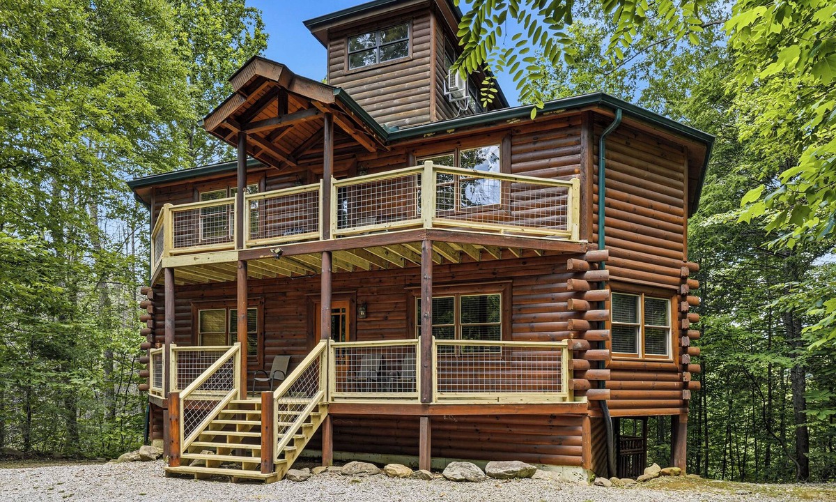 Cosby Cabin | Private Indoor Pool, Hot Tub, Fire Pit, Pool Table, Free Attractions!