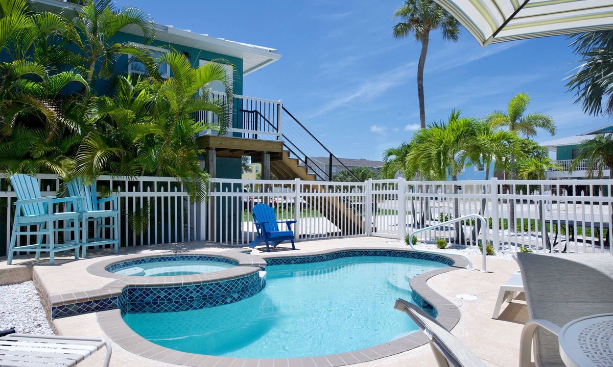 Mid Island House | 🐚Private Pool + Great Outdoor Living Space- Walk2Bch-Cozy Cottage