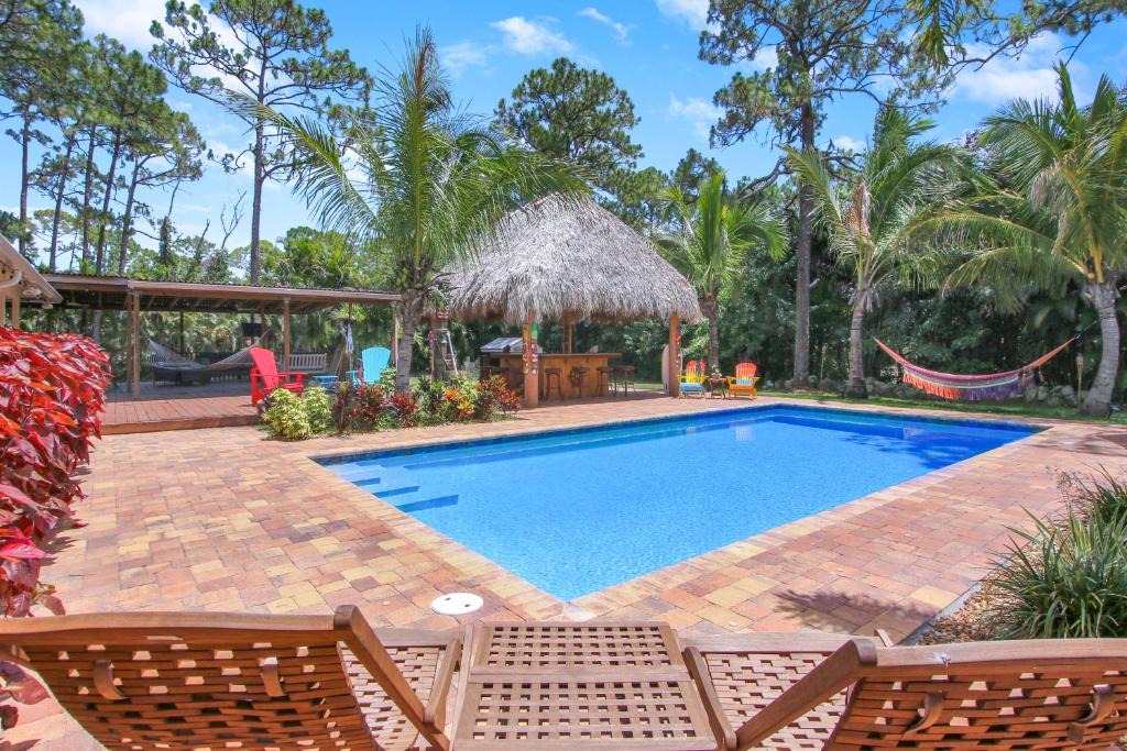 Hunt Club House | Private Tropical Paradise Guesthouse!