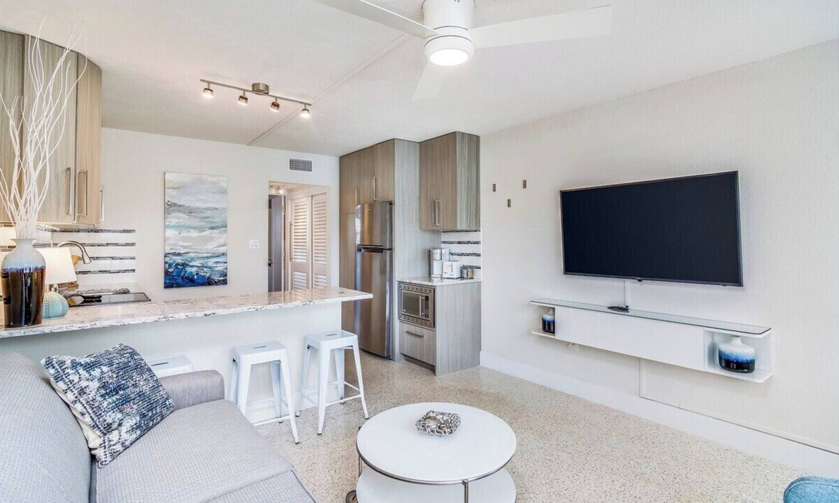 Winslow Reserve Apartment | Pure Luxury! New 1br Modern Apt Steps to Beach - Unit E