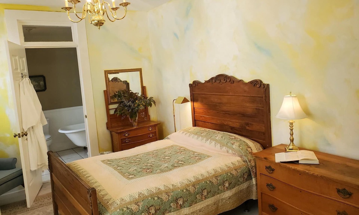 Cowan Hotel | Q. ensuite room in Historic Railroad Inn & town. Continental Breakfast.