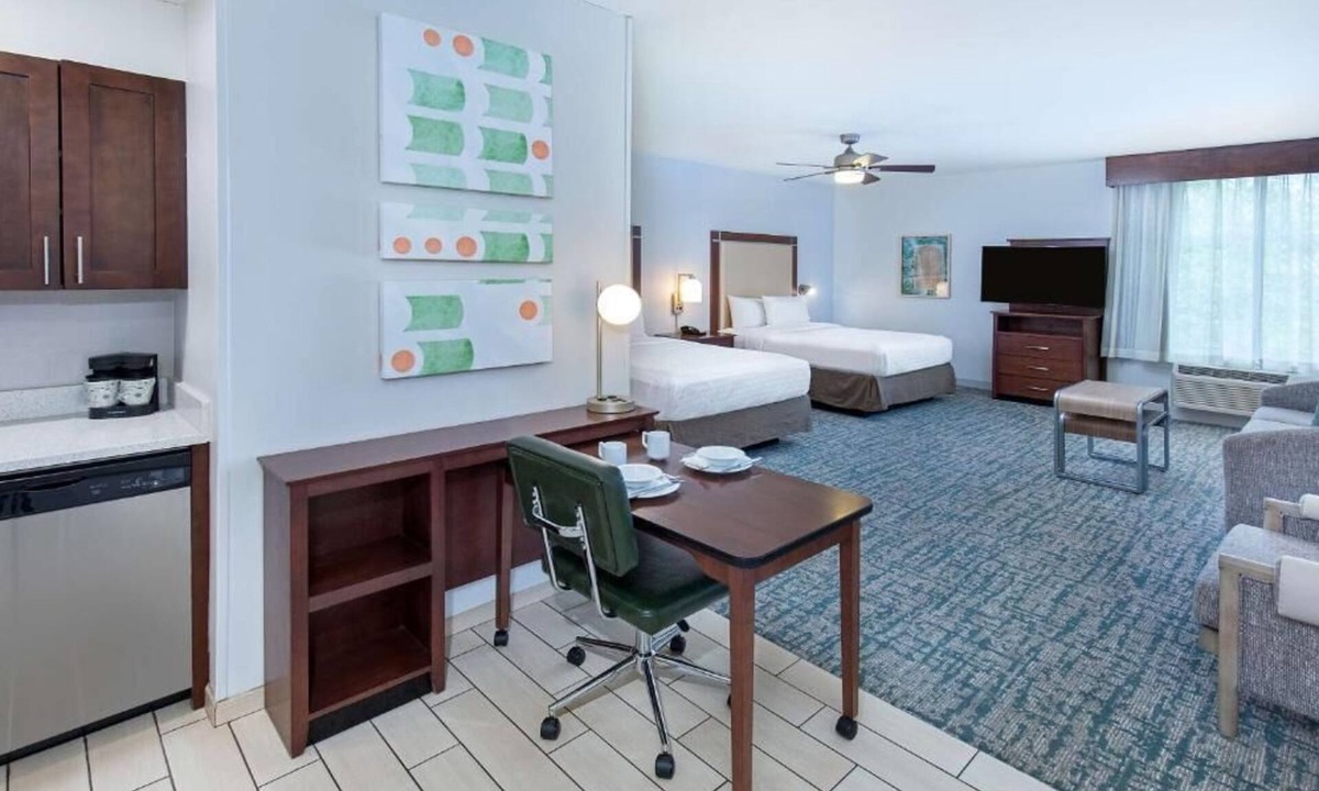 Sandy Springs Hotel | Queen Studio Escape – Free Breakfast, Shuttle & Pool (near Perimeter Mall)