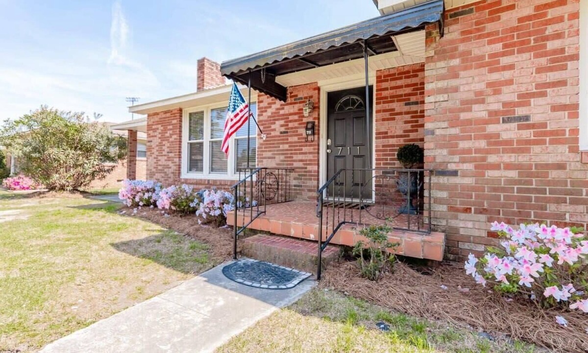 Cayce House | Quick Drive to Ft Jackson - The Indie Rancher