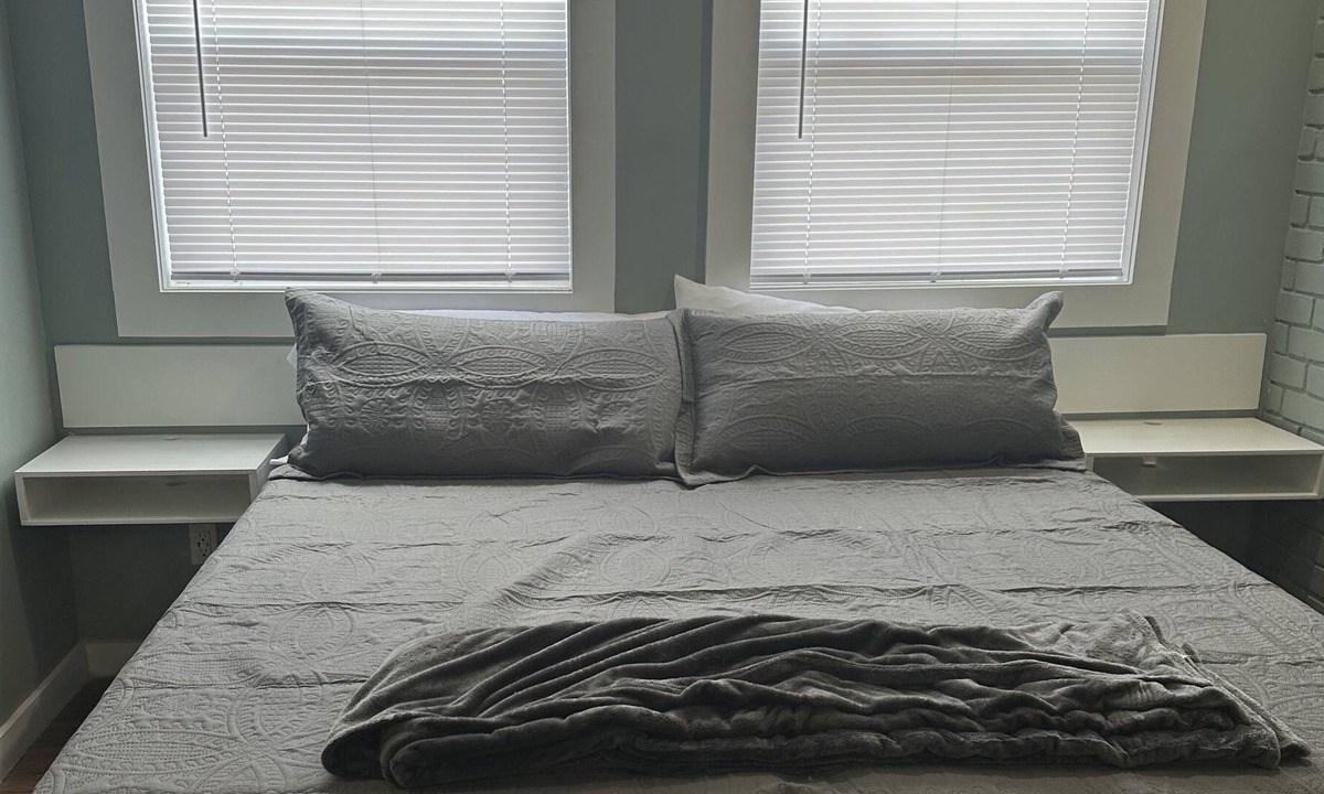 Lexington Apartment | Quiet, Comfortable 1 Bedroom Efficiency with walk in shower, King Memory Foam.