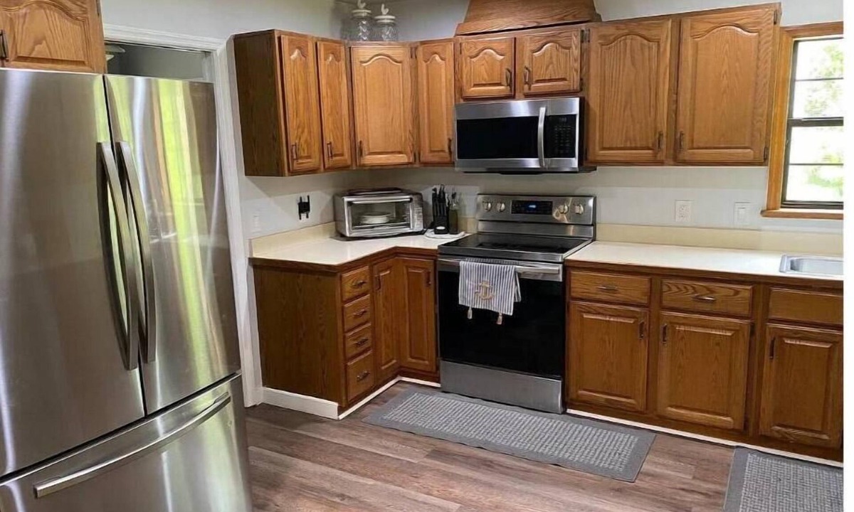 Gifford House | Quiet cul-de-sac spacious home, 15 minutes from the beach!