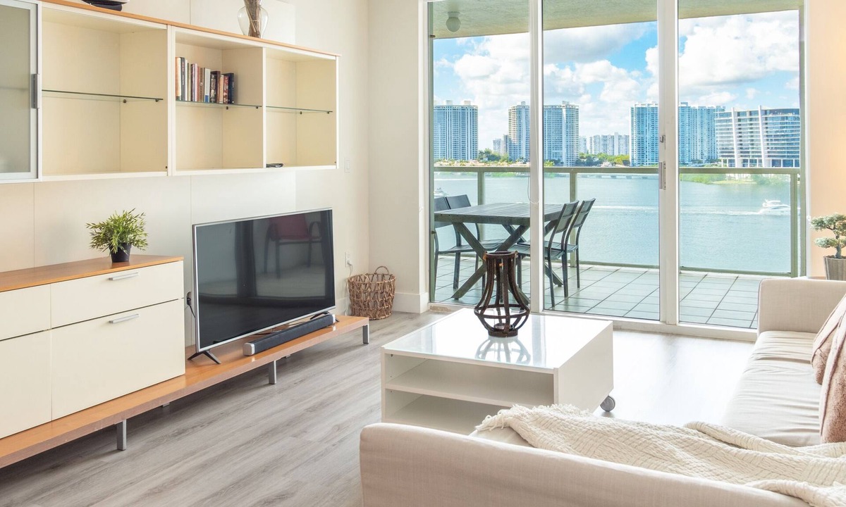 Sunny Isles Beach Condo | Quiet marine condo with breathtaking views of the bay | WIFI + Parking