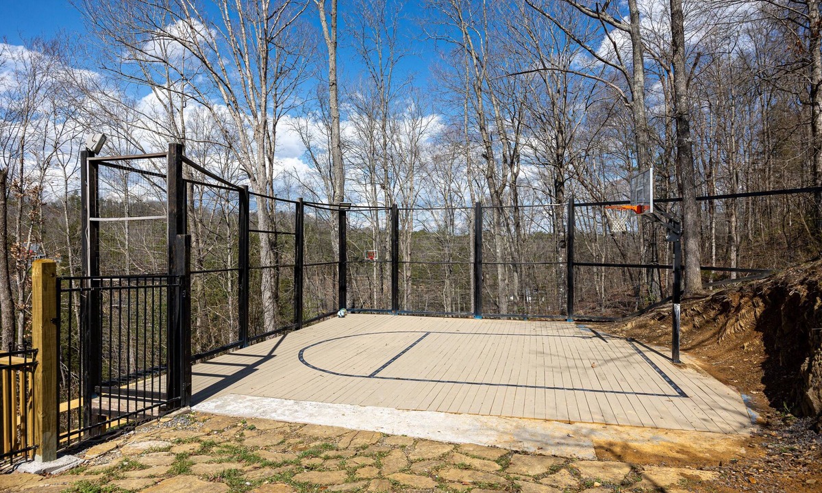 Sevierville Cottage | Recreational Playing One On One