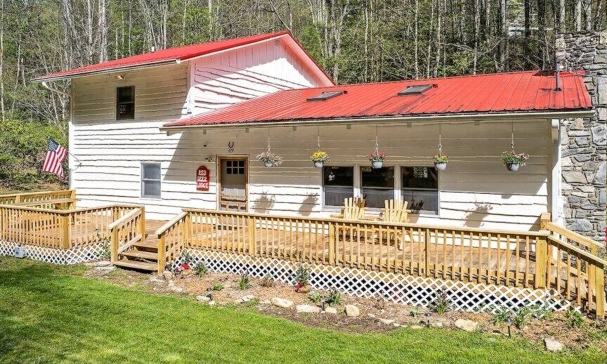 Maggie Valley Cabin | Red Deer Lodge - 3 BR, Creekside, Minutes from Ski Area