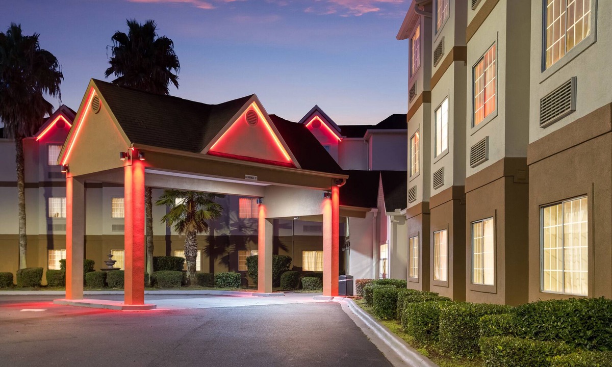 Fleming Hotel | Red Roof Inn PLUS+ & Suites Savannah - I-95