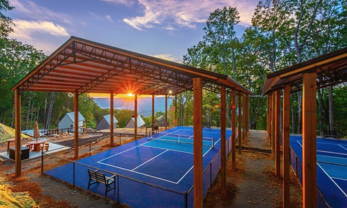 Trenton Cabin | Red White and Blue Views| 4 Cabins + 2 Courts